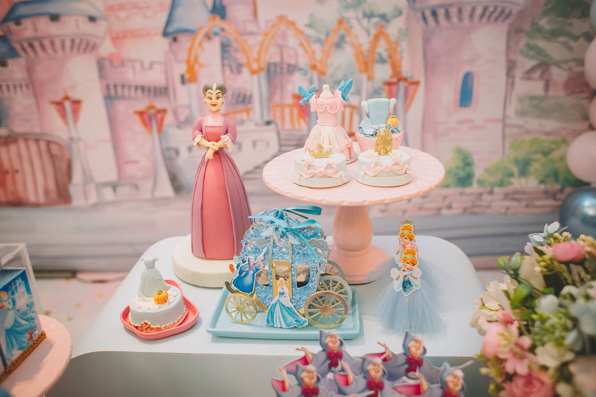 Decoração de aniversário infantil delicada para 1 aninho, com detalhes encantadores da mesa e ambientação da festa em Palhoça SC