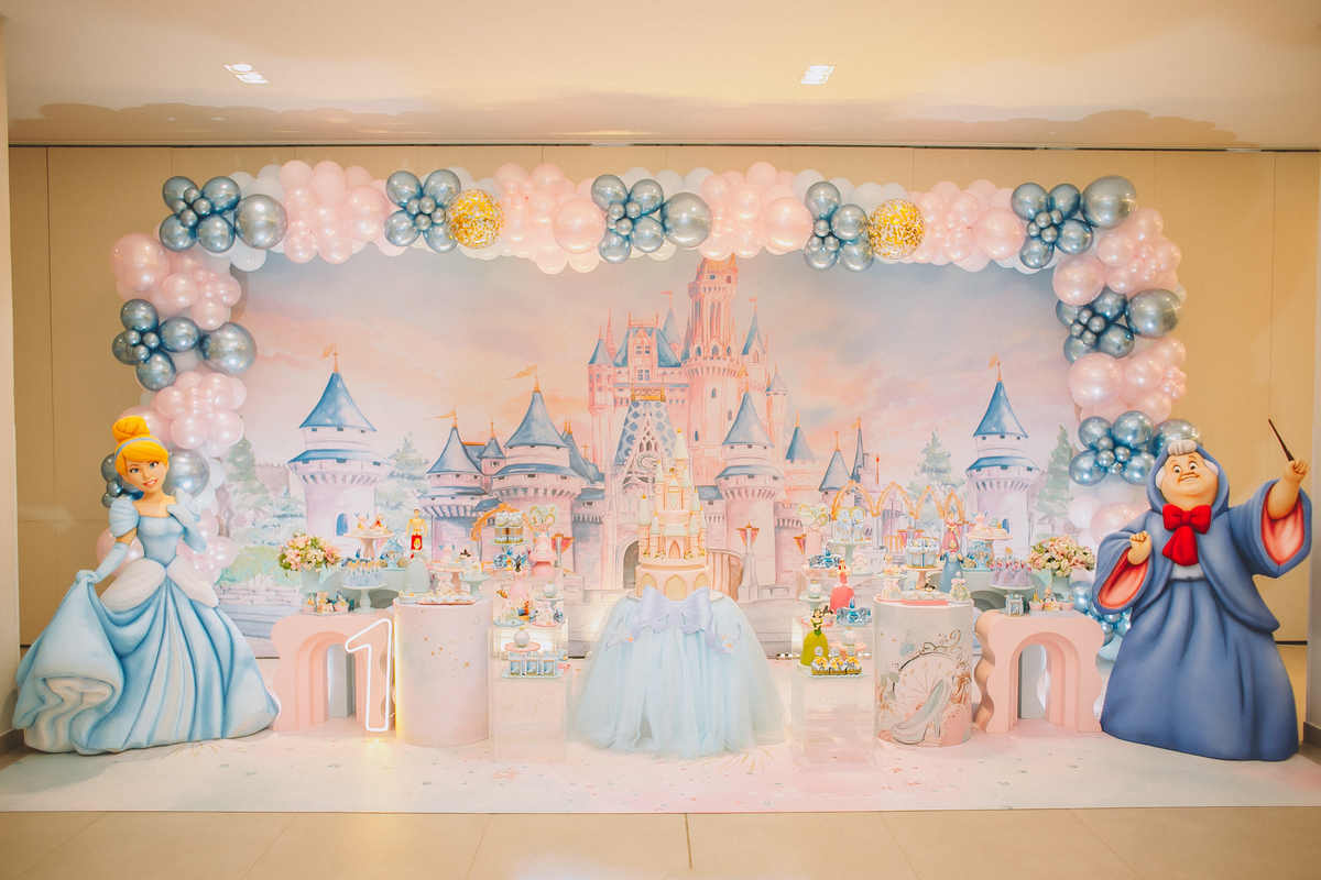 Decoração de aniversário infantil delicada para 1 aninho, com detalhes encantadores da mesa e ambientação da festa em Palhoça SC