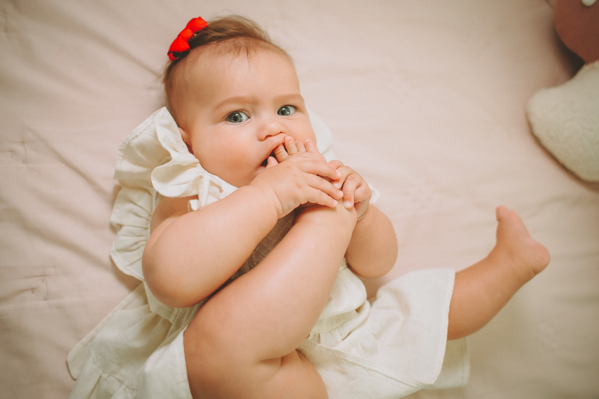 fotografia de bebê em casa