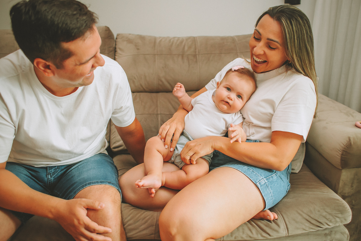 foto espontânea de bebê em casa com os pais