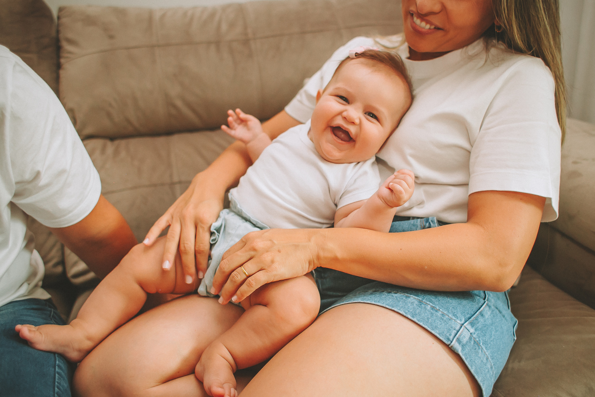 foto espontânea de bebê em casa com os pais