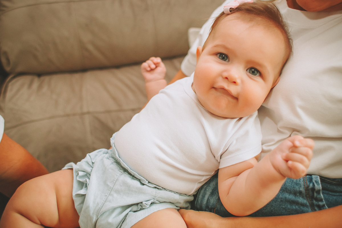 foto espontânea de bebê em casa com os pais