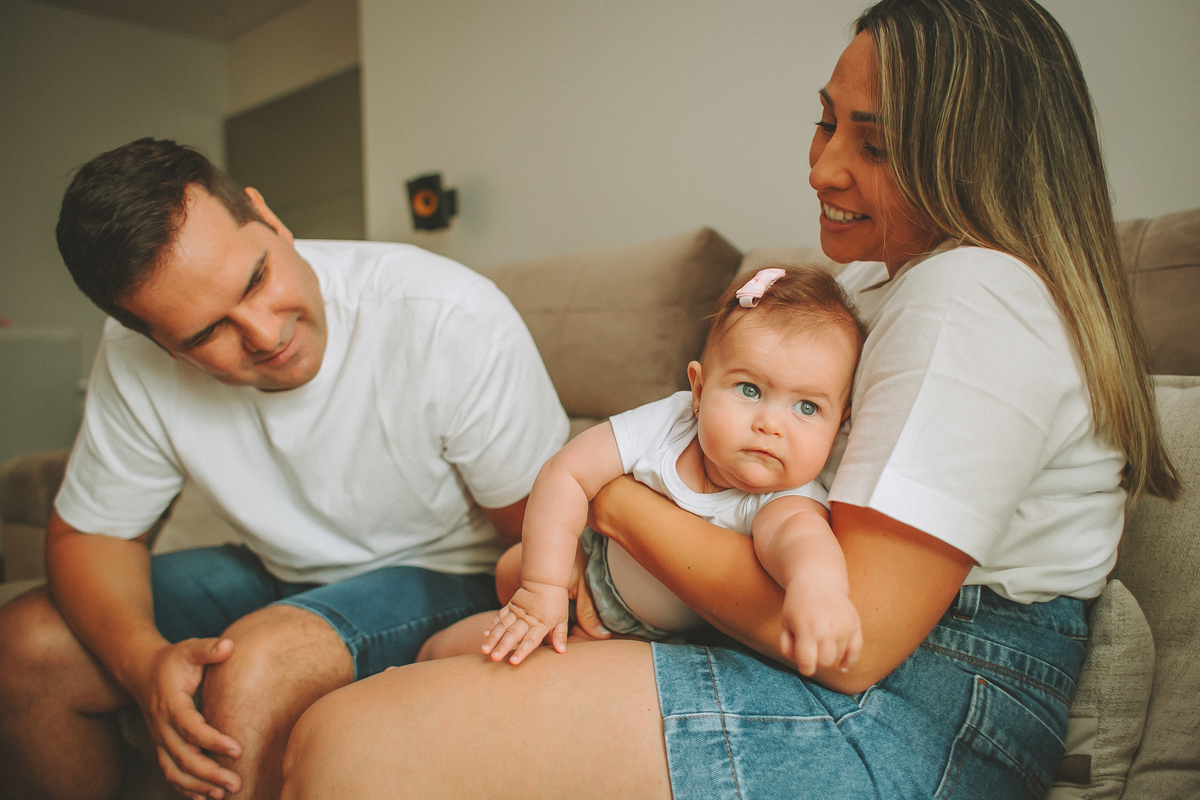 foto espontânea de bebê em casa com os pais