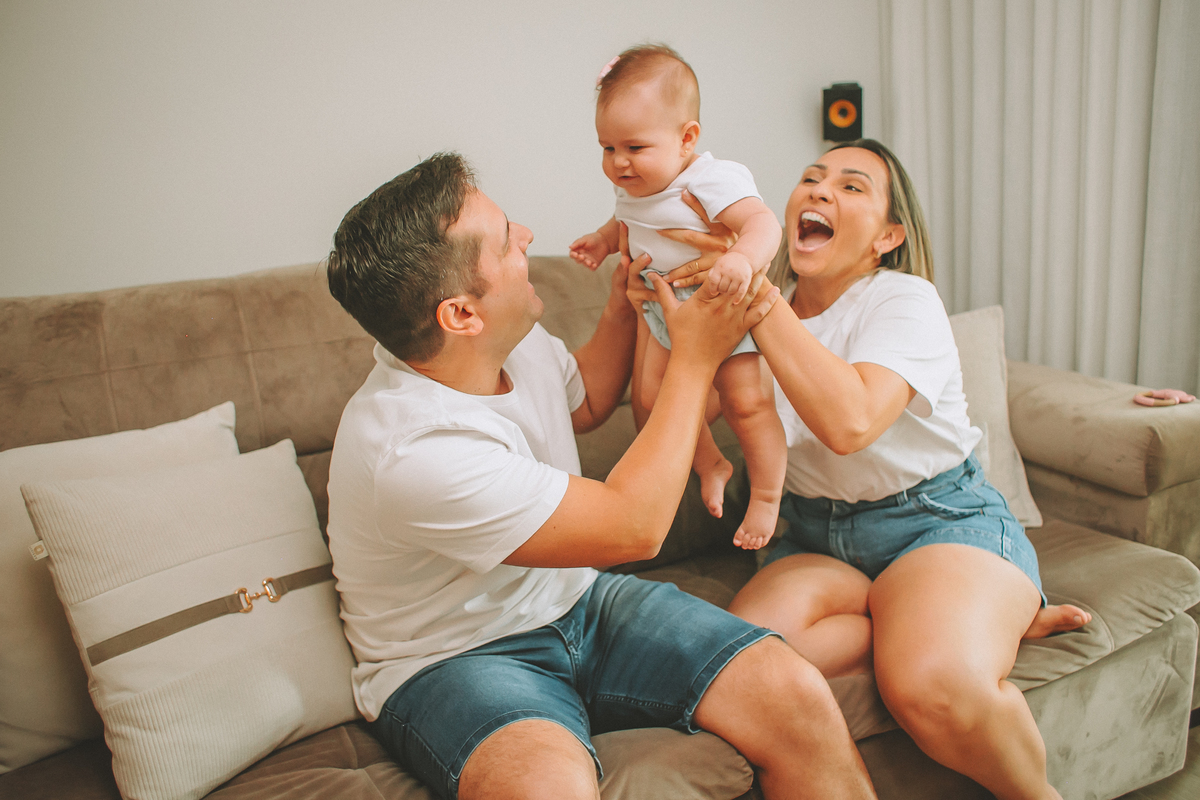 foto espontânea de bebê em casa com os pais