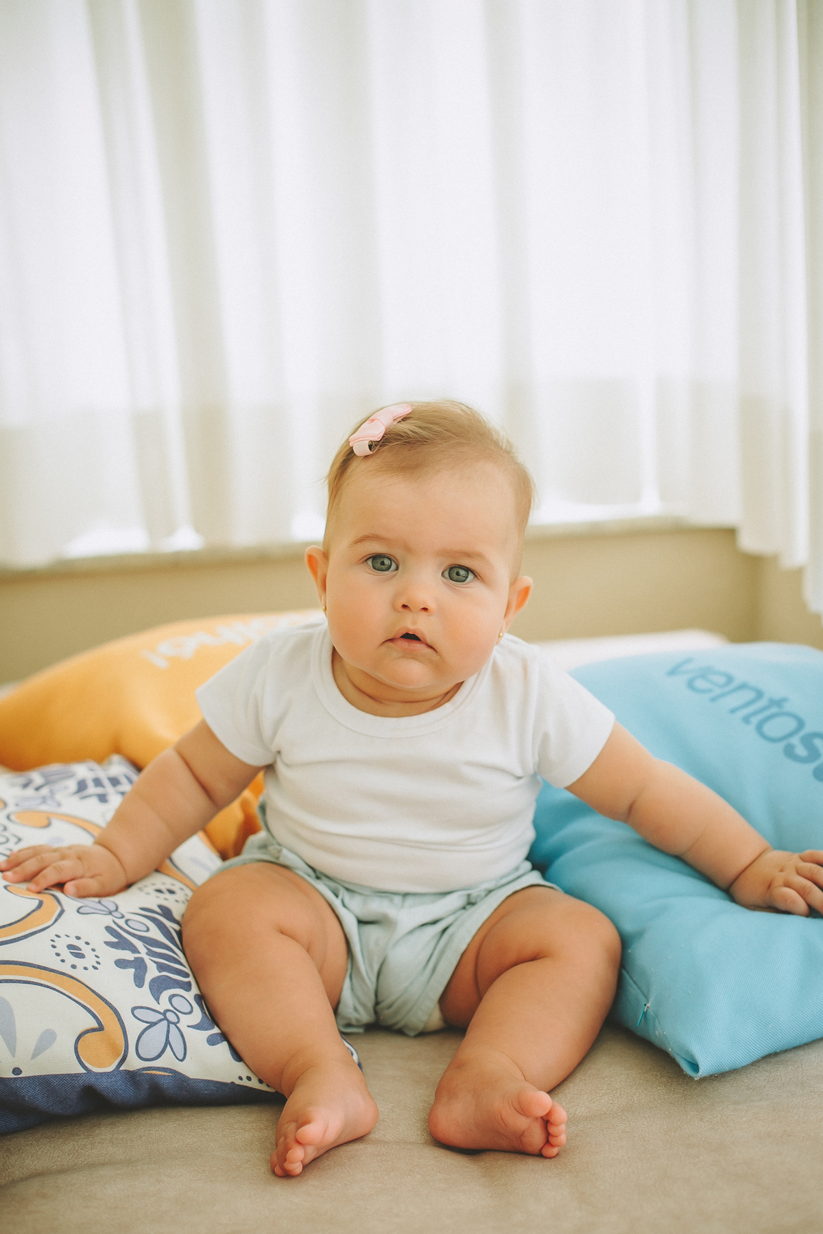 foto de acompamento de 6 meses de bebê com luz natural
