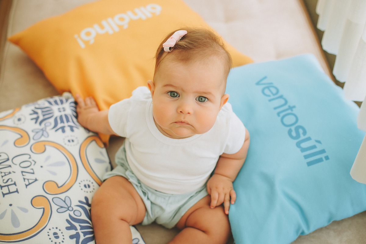 foto de acompamento de 6 meses de bebê com luz natural