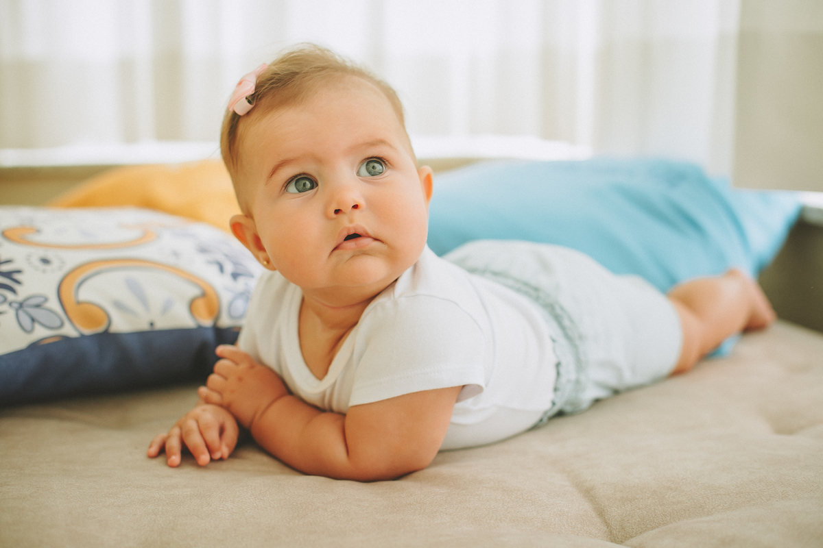 foto de acompamento de 6 meses de bebê com luz natural
