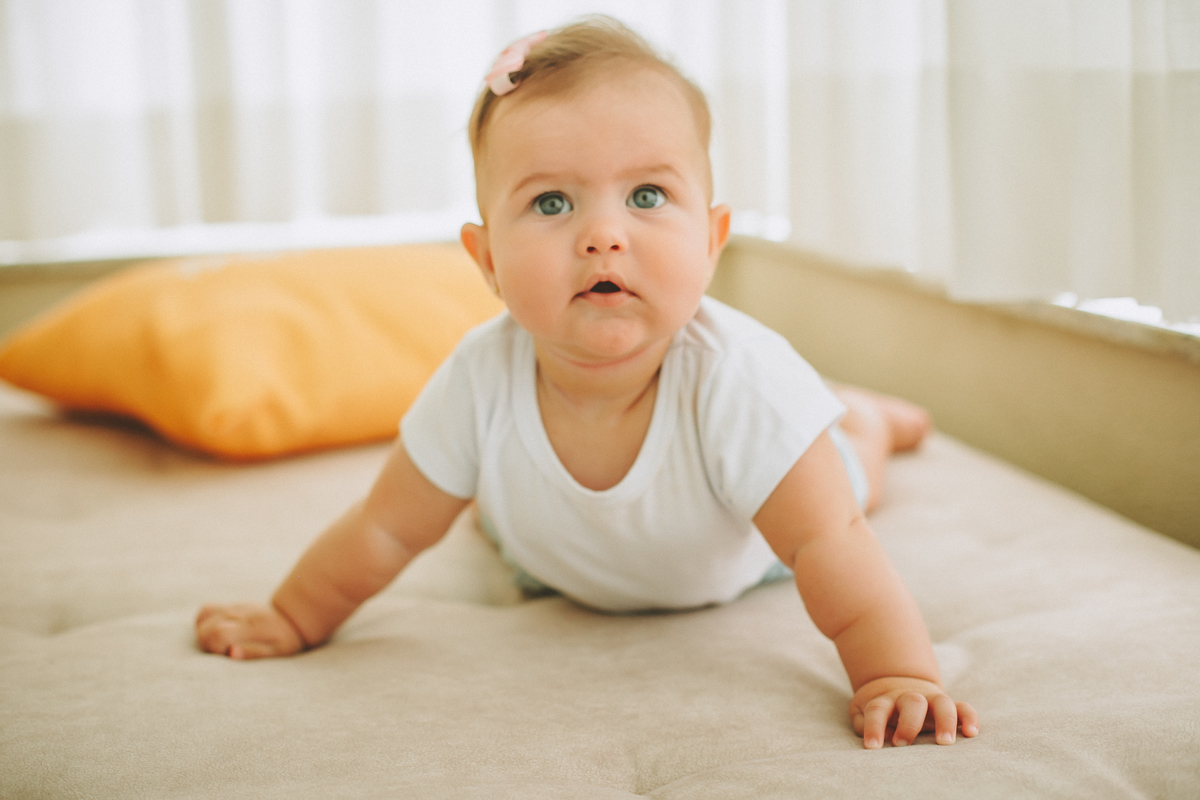 foto de acompamento de 6 meses de bebê com luz natural