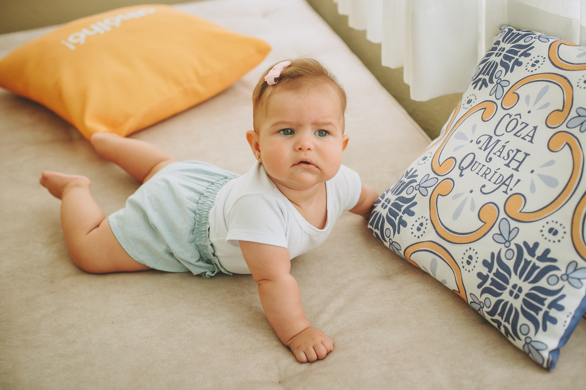 foto de acompamento de 6 meses de bebê com luz natural