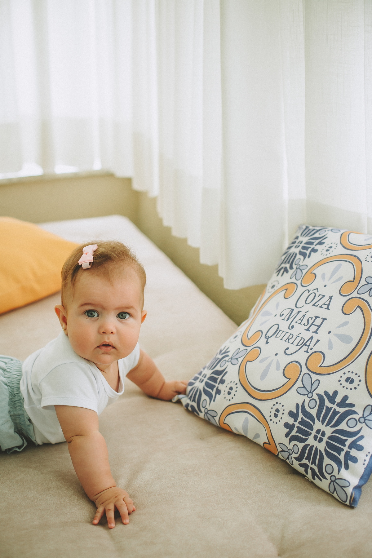 foto de acompamento de 6 meses de bebê com luz natural