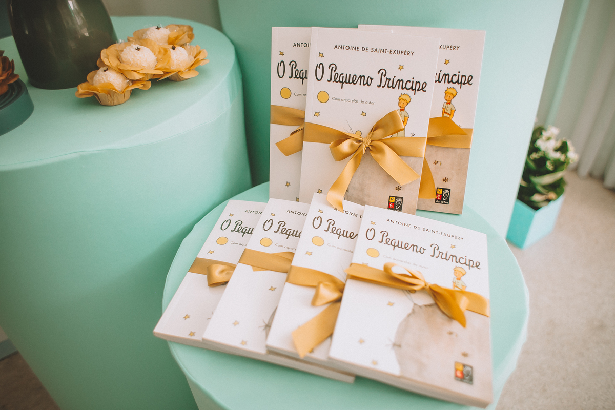 Lembrancinhas da festa de 1 ano do Otávio com livros do Pequeno Príncipe.