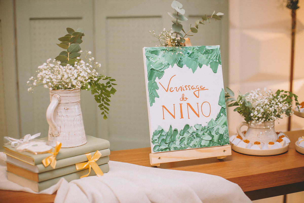 Decoração da Vernissage do Nino, um chá de bebê inspirado no universo das artes realizado em Florianópolis.