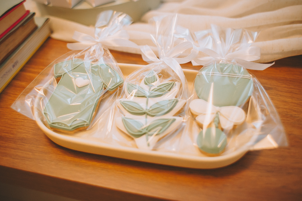 Detalhes da mesa principal preparados para celebrar a chegada do pequeno Nino.