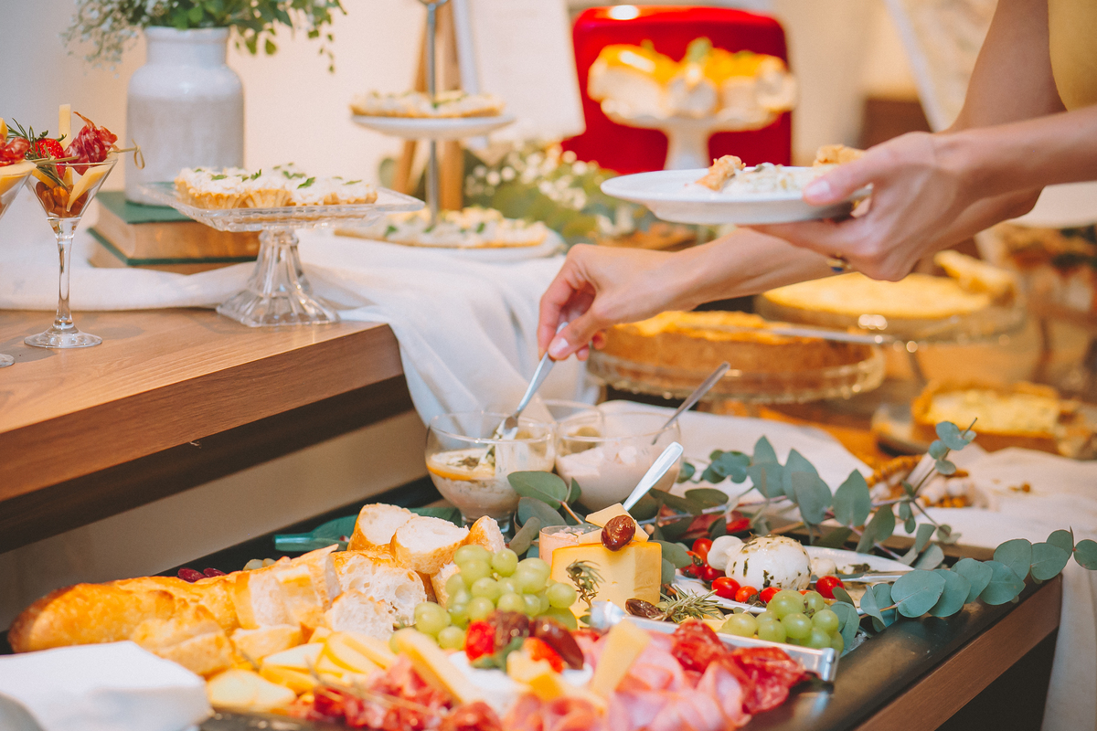 Composição elegante da mesa de doces preparada para o evento.