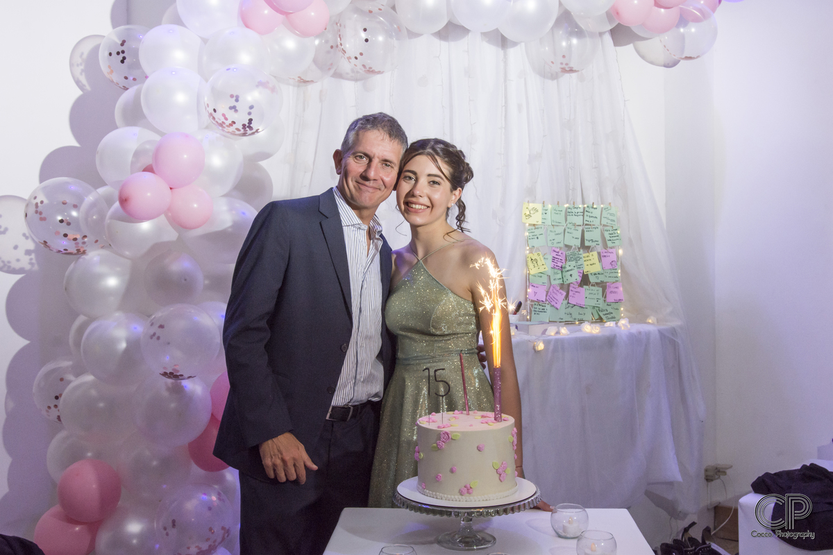fotografia de 15 años con la torta en el salon de fiestas, book de 15 años en rosario