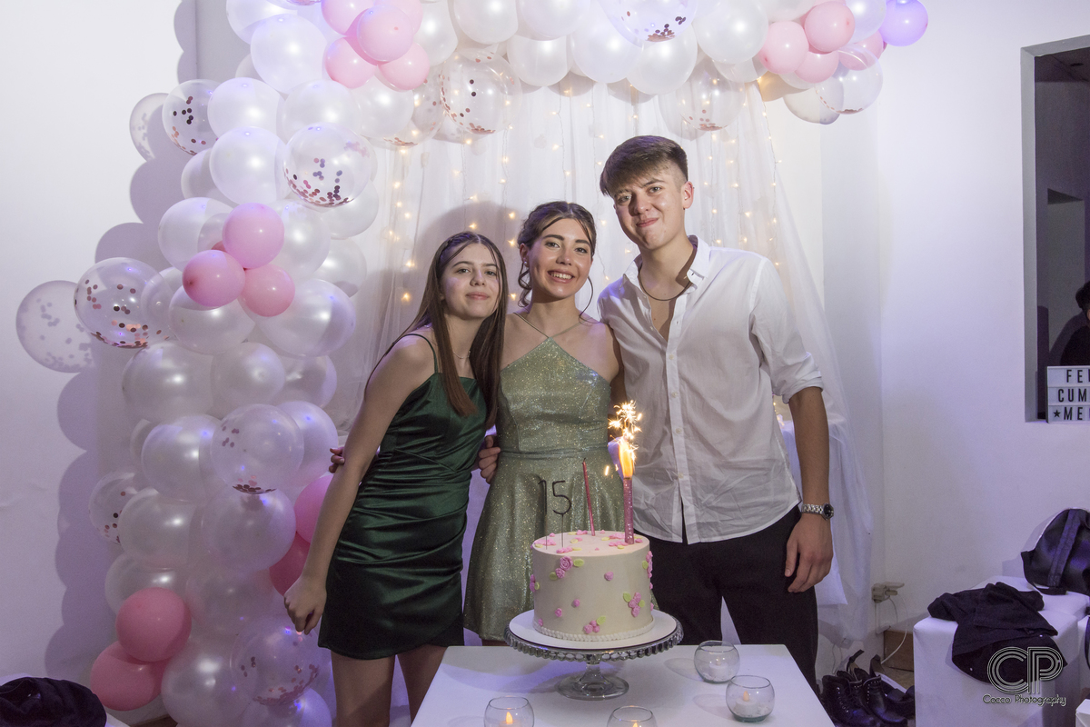 sesion de fotos de quinceañeas con la torta en el salon y la familia, fotos divertidas y diferentes para 15 años