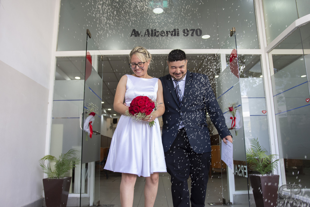 fotografias de bodas en rosario al salir de la iglesia, pareja de novios con ramo de flores saliendo de la ceremonia religiosa