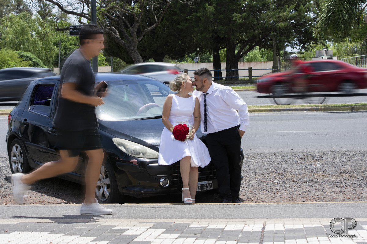 foros de novios en la calle, fotografia de bodas en rosario divertidas y diferentes, autos para los novios, parque alem, rosario, santa fe