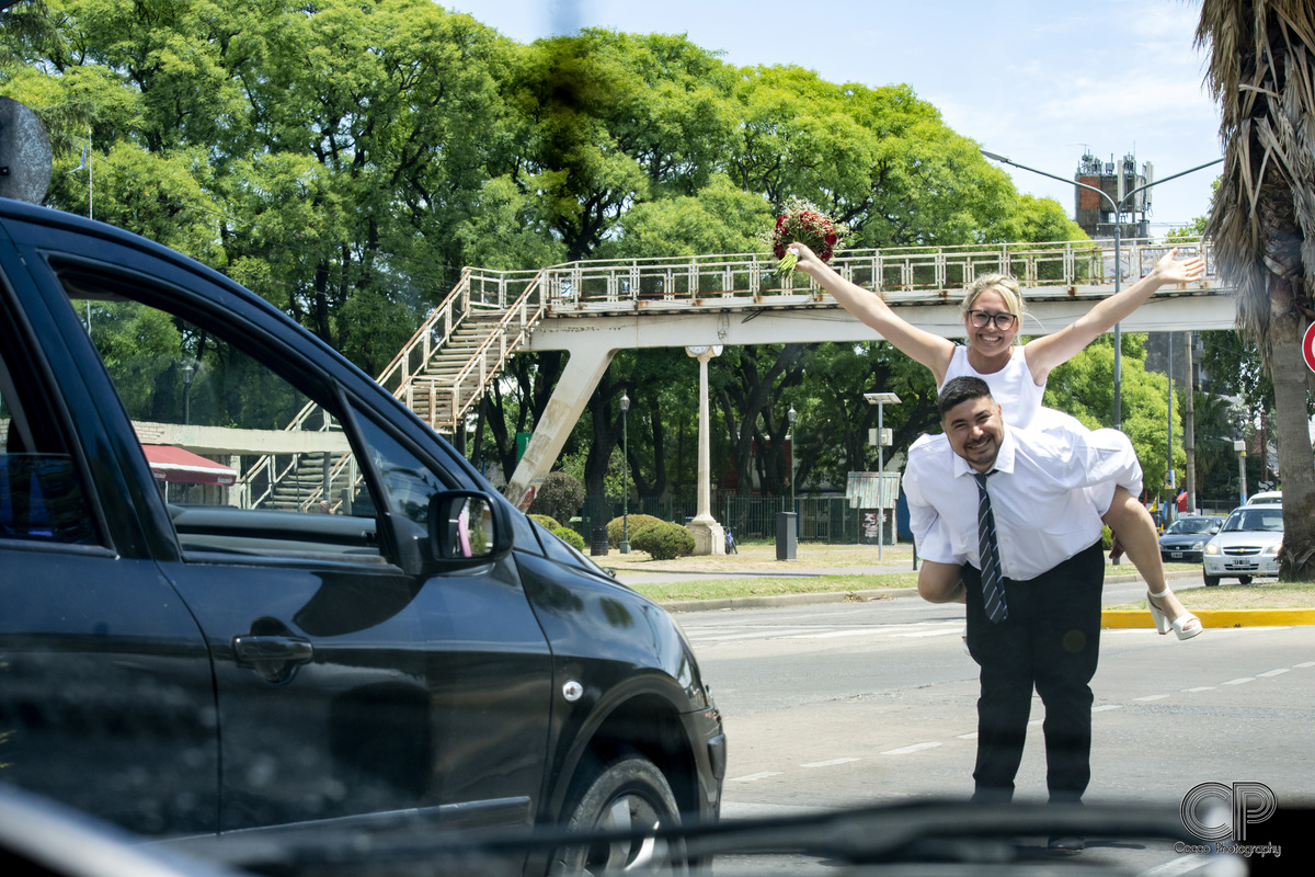 fotos divertidas al salir de la iglesia con los novios, fotografos de bodas en rosario, wedding