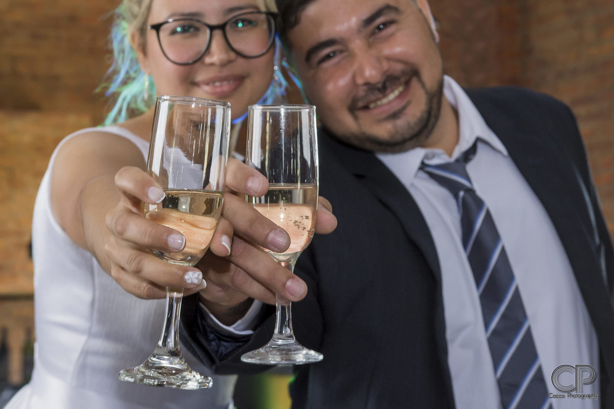 fotografia de brindis de novios en el salon de fiestas, fotografia de bodas en capitan bermudes, santa fe, wedding argentina
