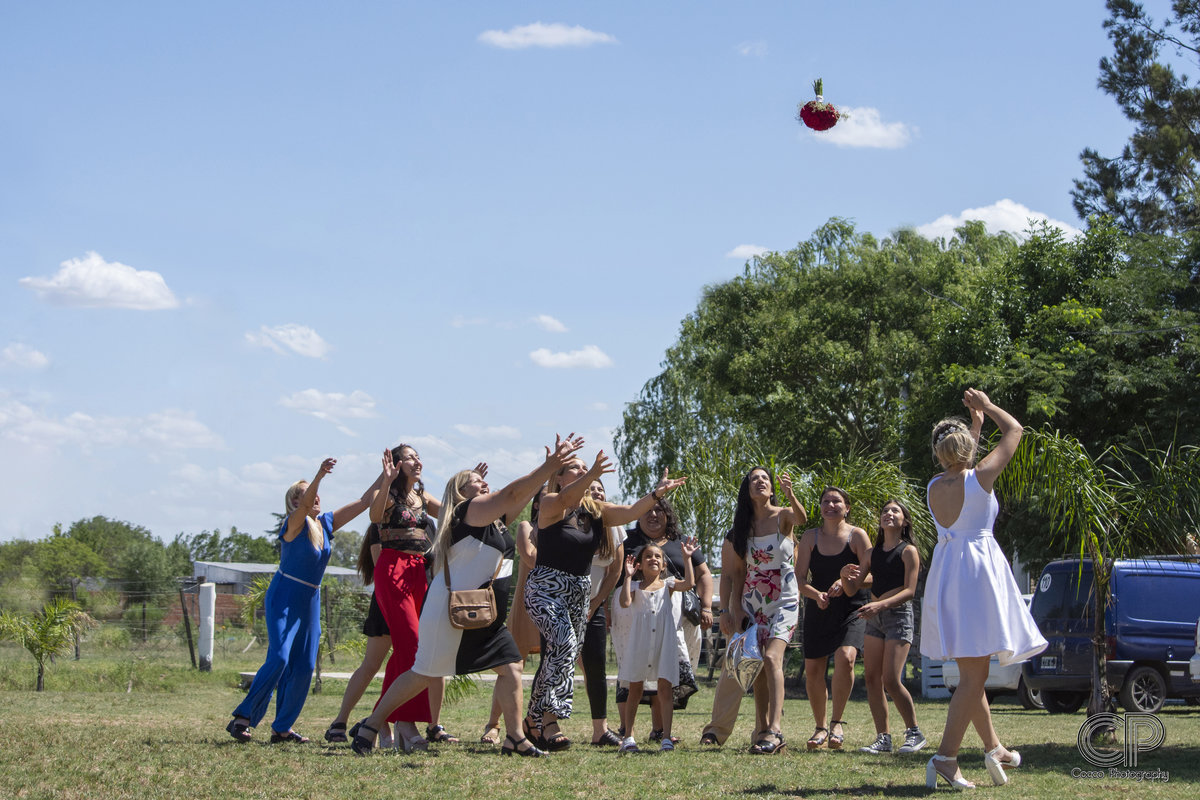 novia tirando el ramo de rosas al aire libre, bodas de dia al aire libre, 