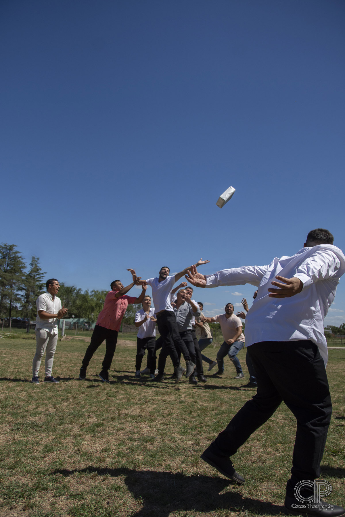 novio tirando botella de wisky en bodas de dia, bodas diferentes, fotografia de bodas en rosaro