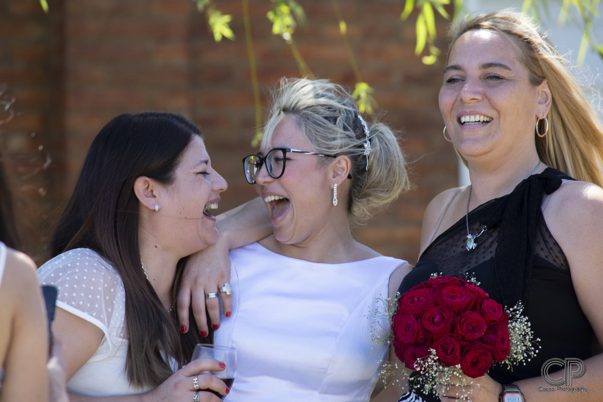 novia con las amigas en el salon de fiestas de dia, fotografias divertidas de la novia con las amigas