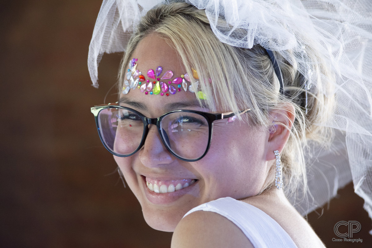 fotografia de la novia con maquillaje divertido para la fiesta, casamientos aregentinos 