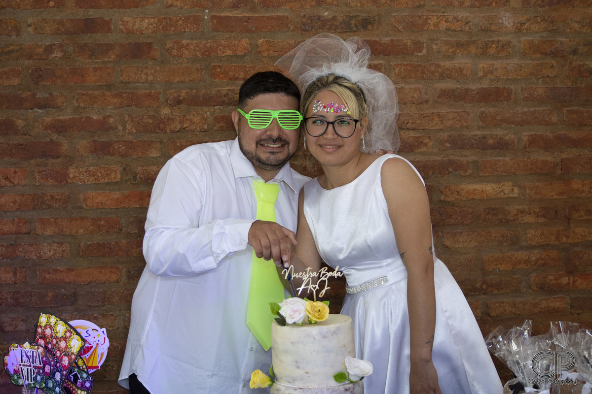 pareja de novios cortanto la torta de casamiento, bodas argentinas, fotografia de bodas en rosario