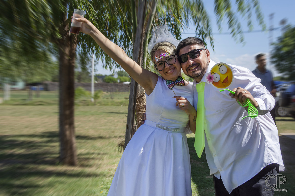 novios divirtiendose en la fiesta de bodas de dia al aire libre en verano, fotogarfos de bodas 