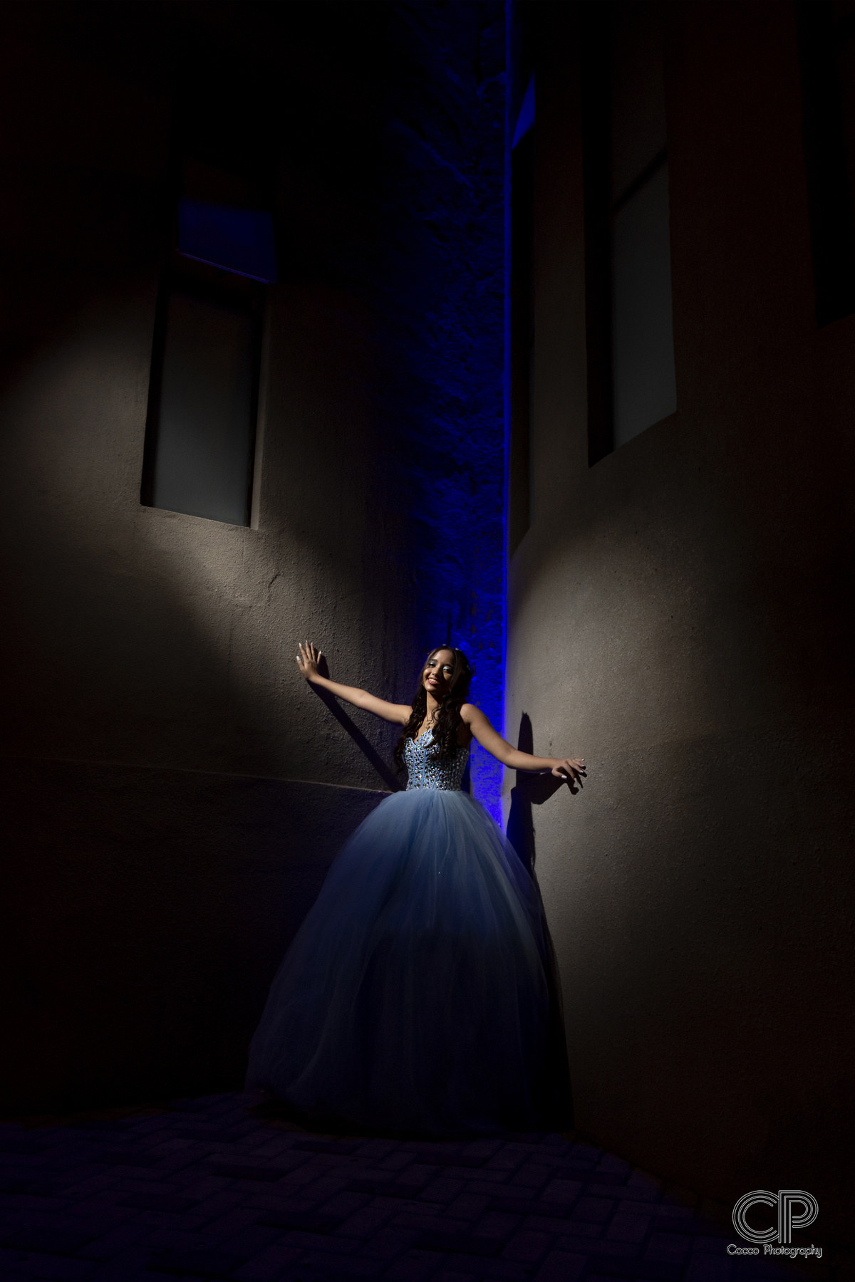 fotografos de 15 años en rosario, quinceañera con vestido de fiesta color celeste en puerto norte, rosario, fotos de 15 años