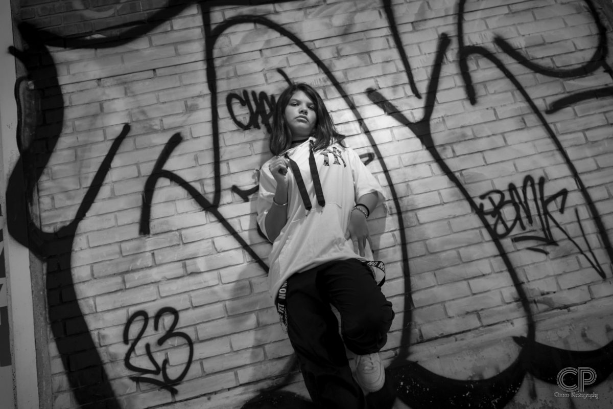 K-pop, fotos de 15 años en rosario con fondo de grafitis en blanco y negro