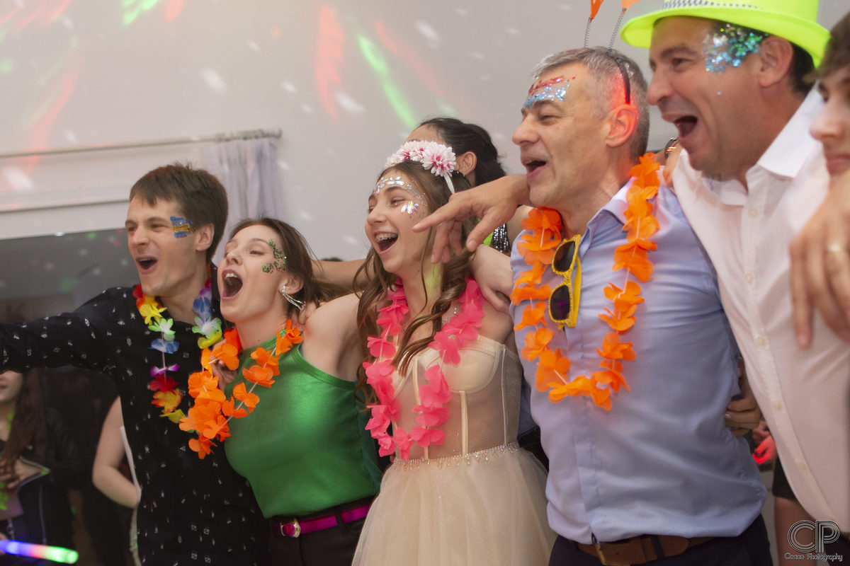 fotos familiares divertidas en el salón para 15 años con el cotillón de colores