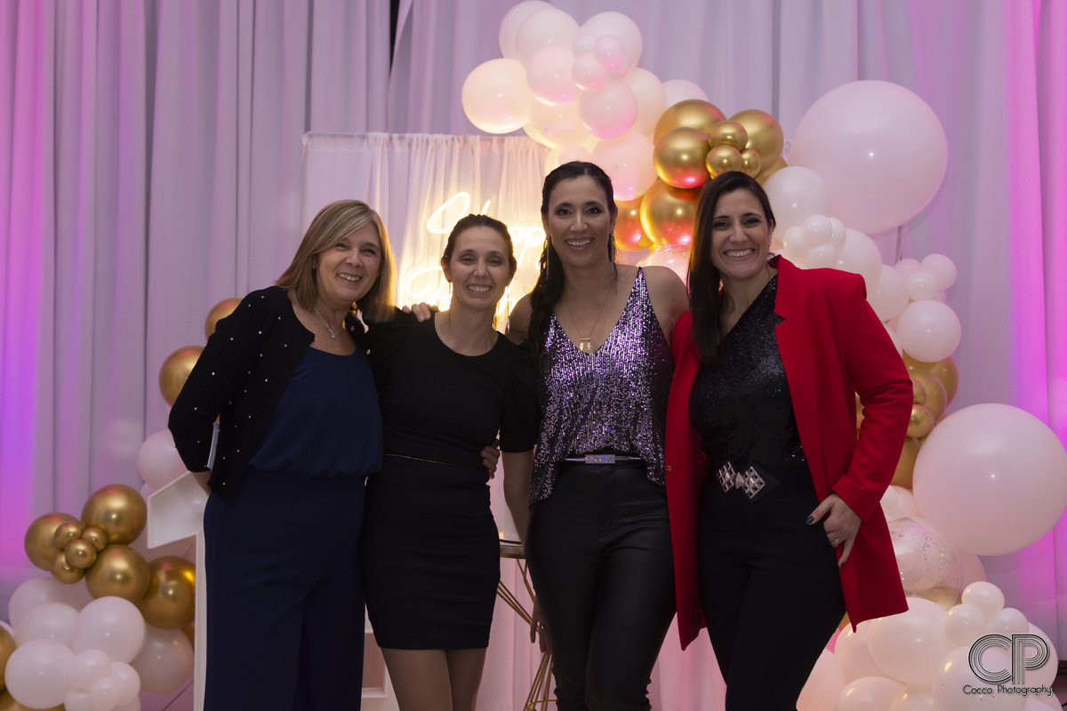 fotos familiares en el salón de fiestas en cumpleaños de 15,