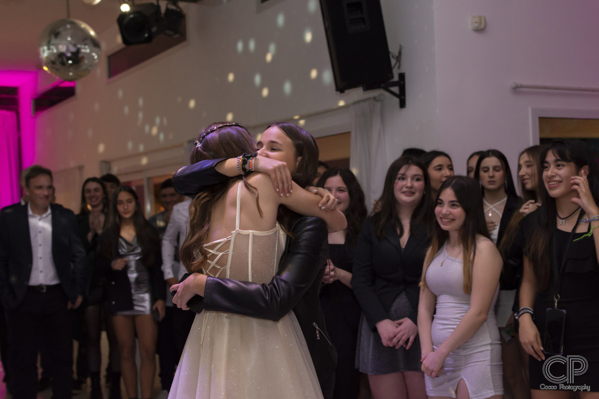 quinceañera en el salon de fiestas saludando a los invitados en la entrada a la fiesta con vestido de 15