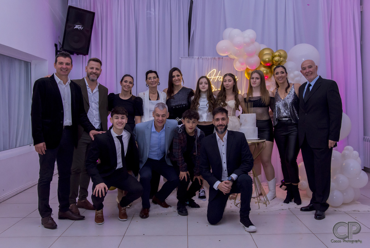 fotos diferentes en el salón con los invitados de 15 años