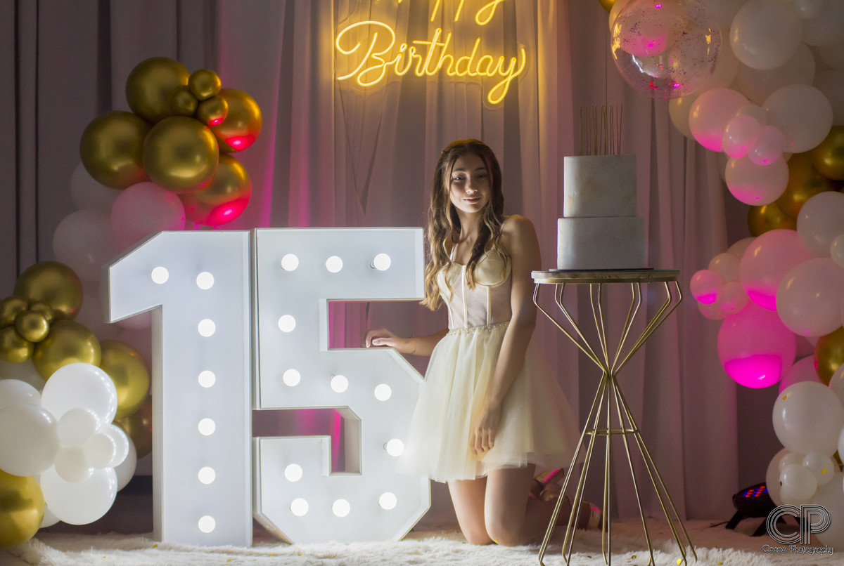 mesa dulce con cartel de 15 años y luces en el salón, fotos de 15 años, fotógrafos rosarinos