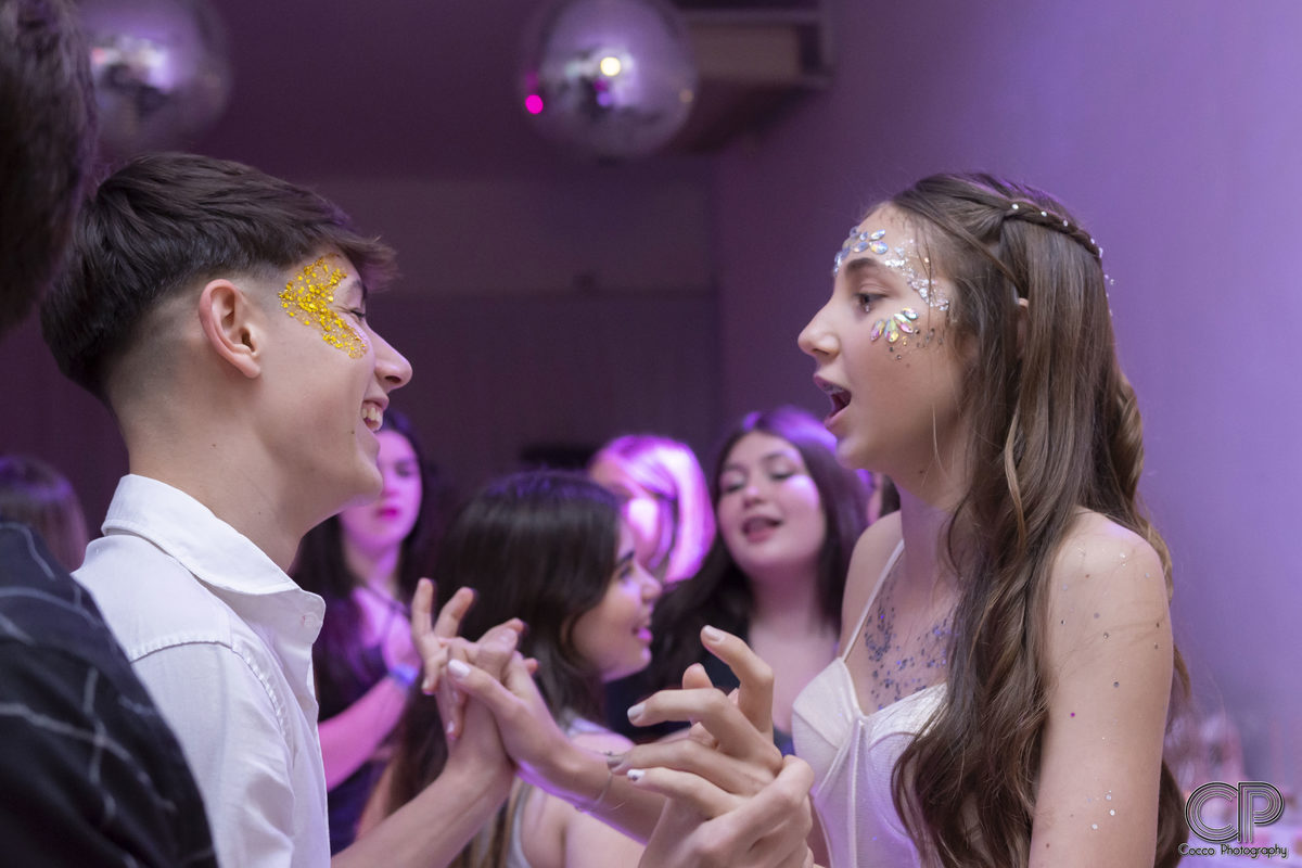 quinceañera en la fiesta bailando con vestido en el salón