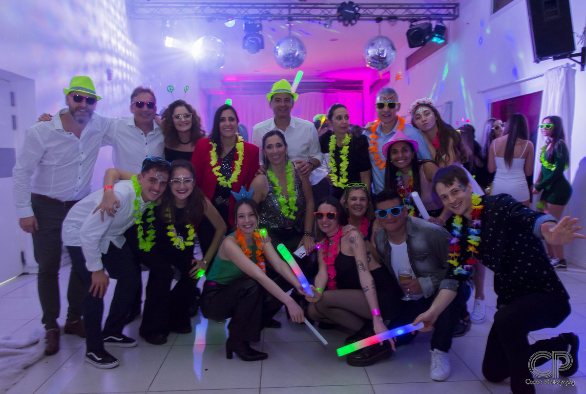 fiesta con cotillón y amigos en el salón de fiestas de 15 años