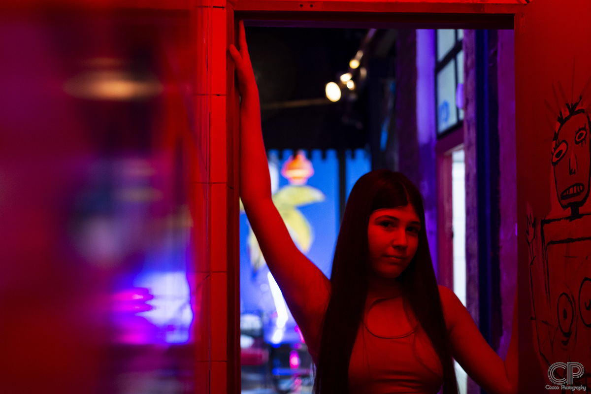 fotos de quinceañeras en un bar de noche con luces de colores