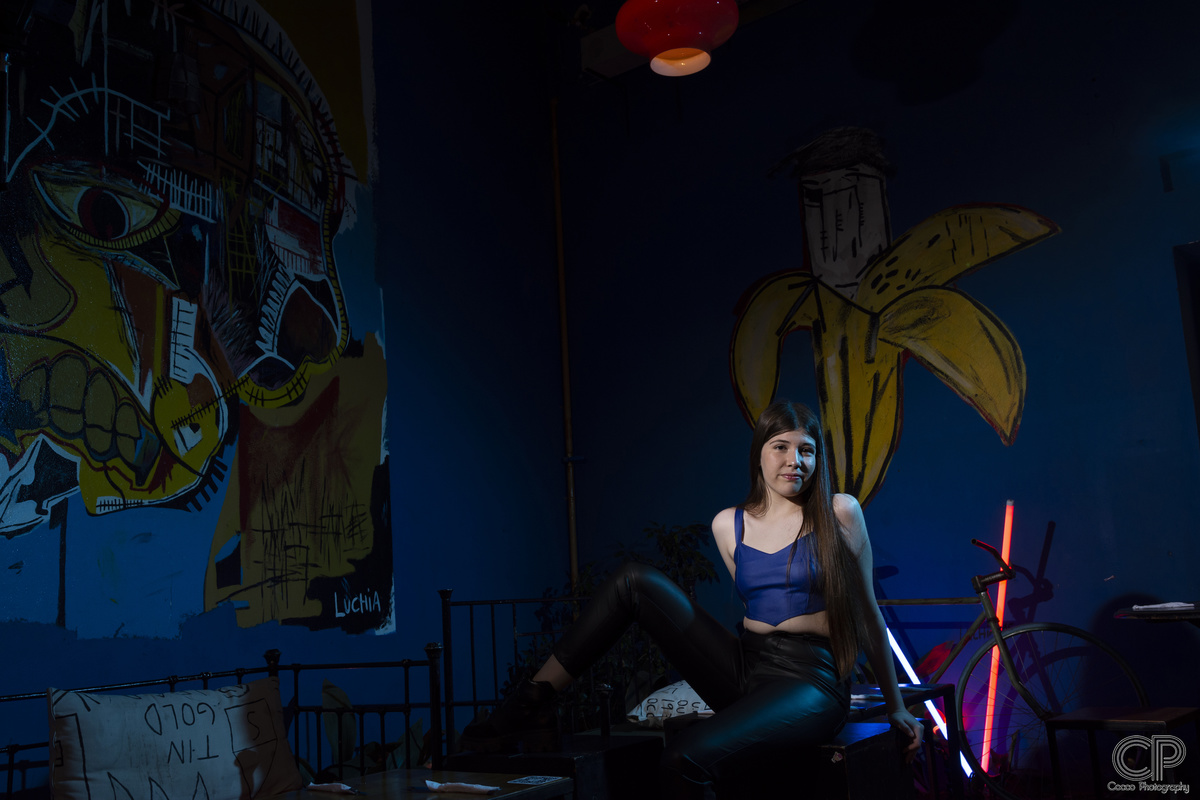 book de fotos de noche en un bar con colores de luces azukes y grafitis en las paredes