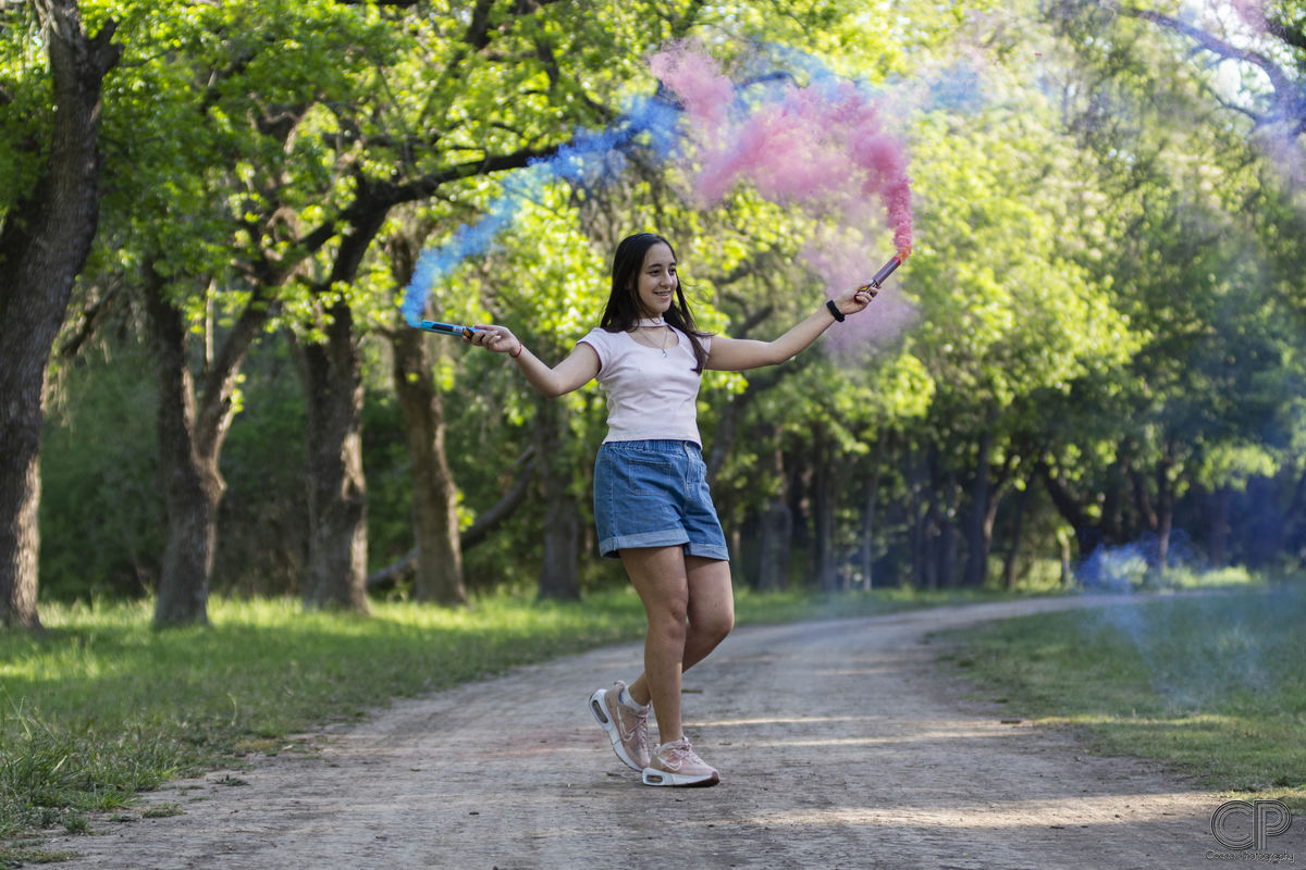 fotos con humo de colores de quinceañera al aire libre