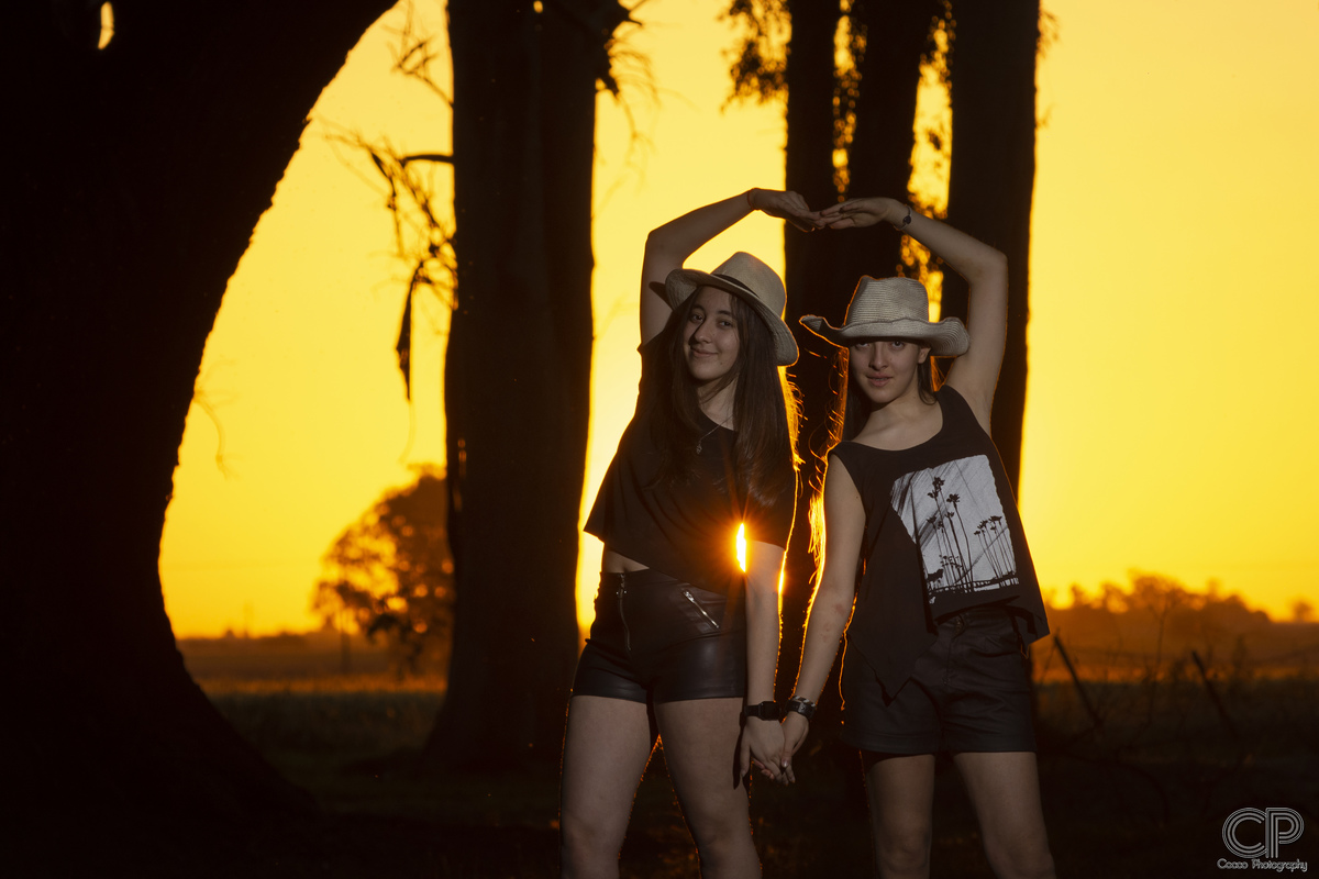 quinceañeras mellizas en sesión de fotos al atardecer en rosario