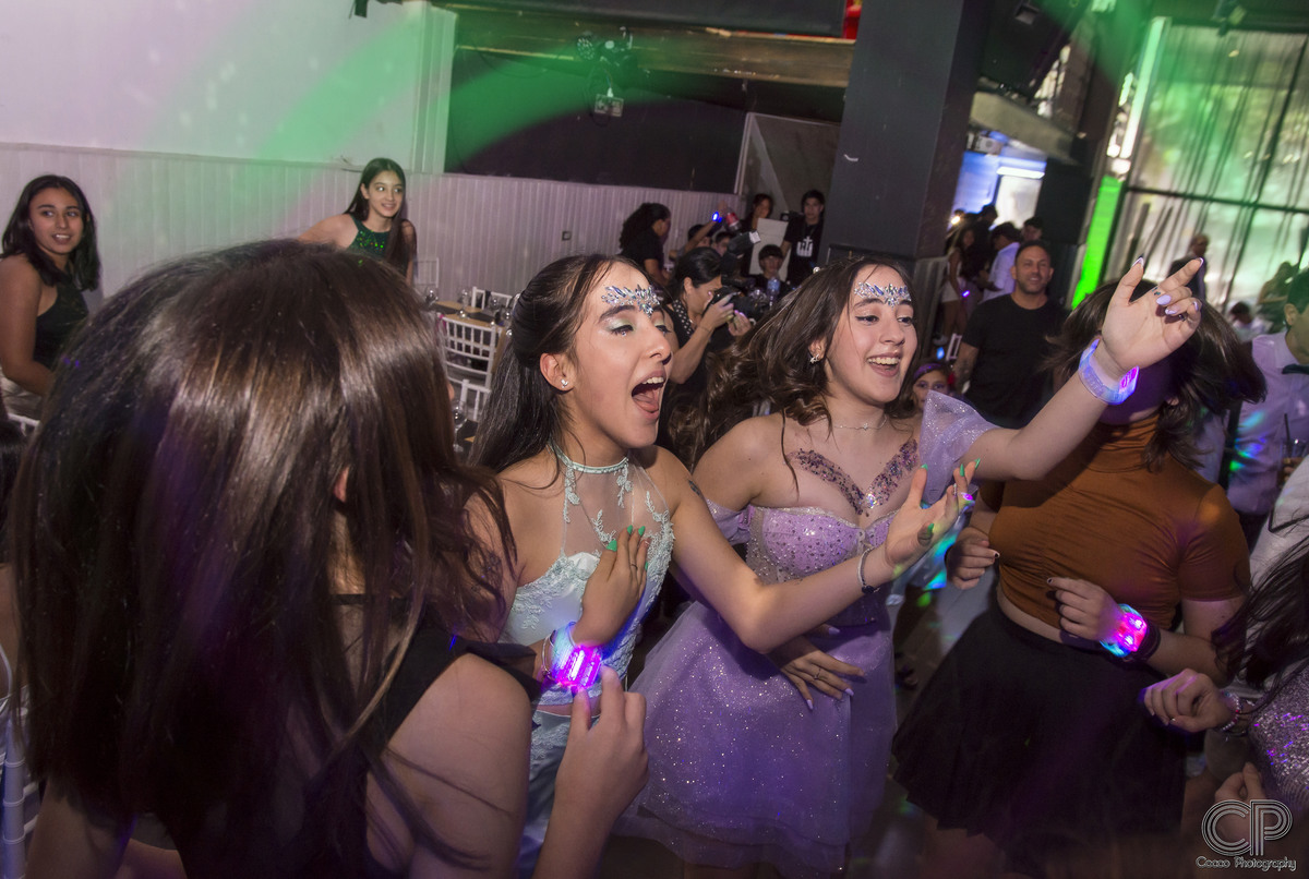 fiesta de 15 años con las mellizas y sus amigos con vestido de fiesta 
