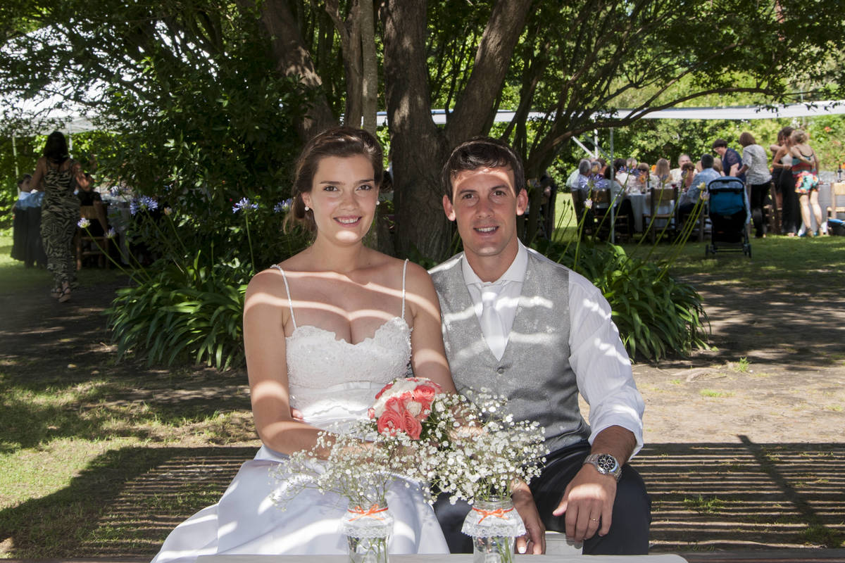 asamiento de Anita y Seba, una hermosa celebración acompañada de familiares y amigos.
Enmarcada de un excelente ambiente de fiesta y celebración.

Ceremonia Civil: Villa Hortensia
Ceremonia Religiosa: Parroquia San Ramón
Lugar del Evento: CasaBlanca Funes