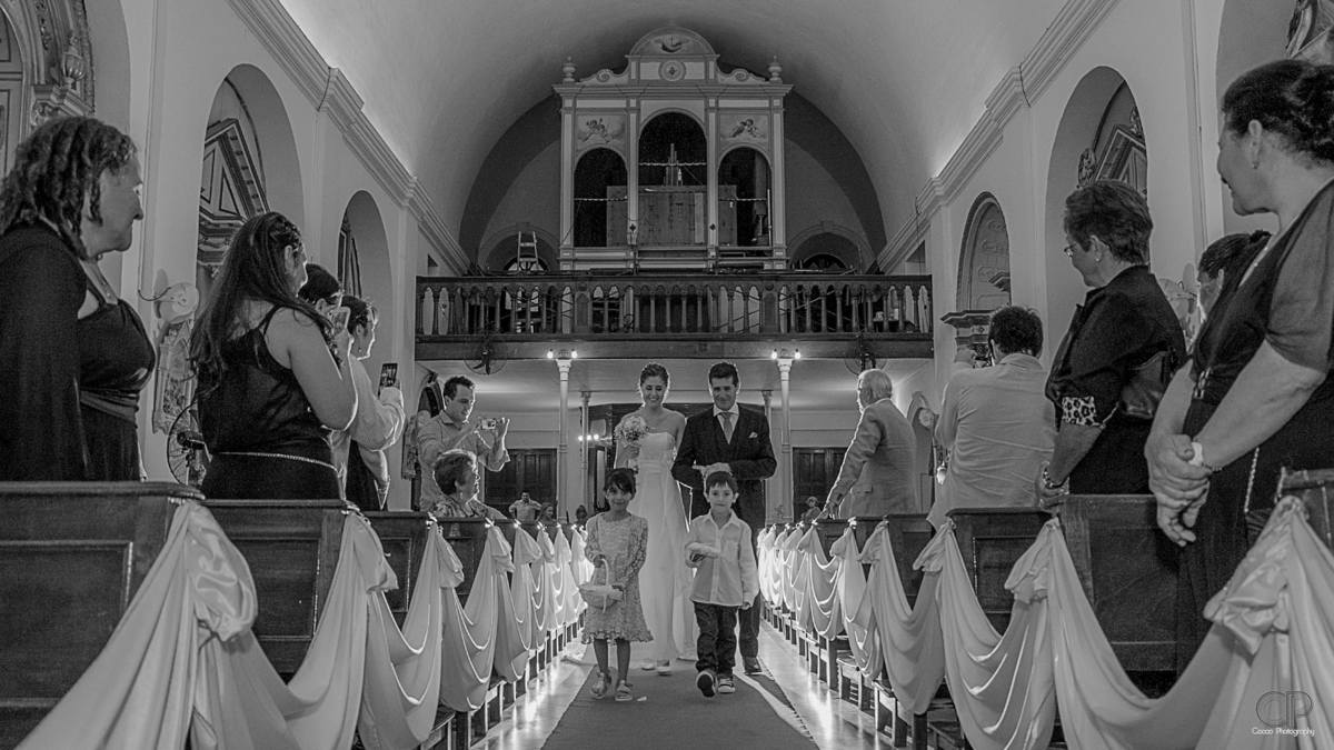 novios saliendo de la iglesia, bodas de día por iglesia, familia de los novios, fotógrafos en rosario, velo de novia, 