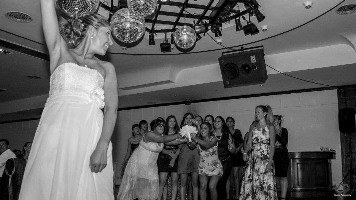 fotos de los novios en el Salón Punta Barranca, fiestas de día, fotógrafos en rosario, ideas para bodas, fotos naturales y divertidas de casamientos, fotos en el vals de novios