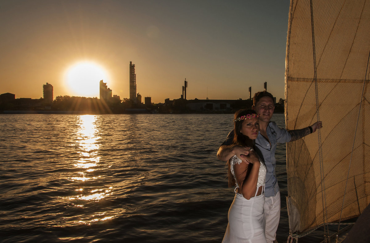  Pengo Boat, Windkook y Río Parana , fotos en velero, sesión previa de novios en velero y diferente, fotógrafos en rosario, fotos naturales al aire libre previas a la boda,fotos de casamientos en rosario, fotografía de bodas, sesión previa, fotógrafos en 