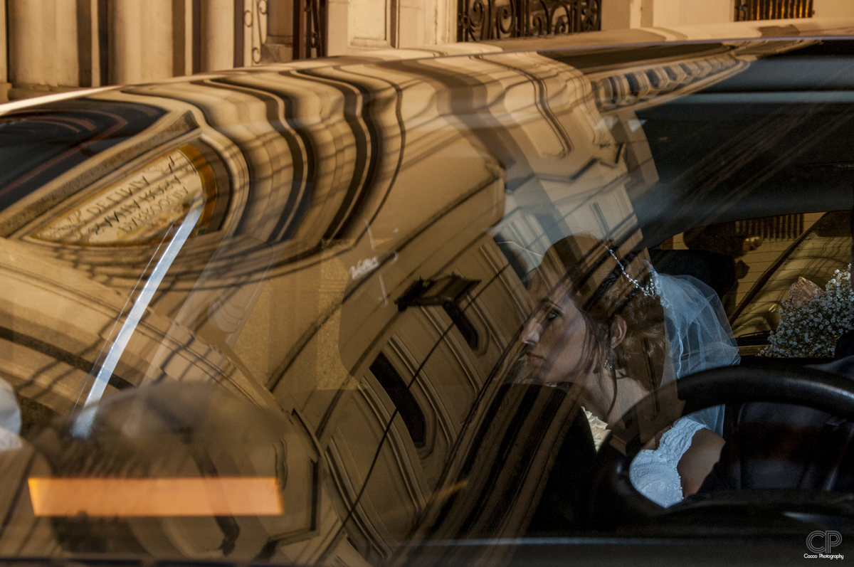 fotos de la novia en el auto antes de la ceremonia religiosa,  Pengo Boat, Windkook y Río Parana , fotos en velero, sesión previa de novios en velero y diferente, fotógrafos en rosario, fotos naturales al aire libre previas a la boda,fotos de casamientos 