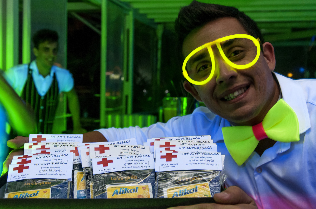 fotos en la fiesta, fotos de los novios con los invitados, fotos naturales y diferentes, bodas argentinas, cotillón de bodas, fotógrafos en rosario